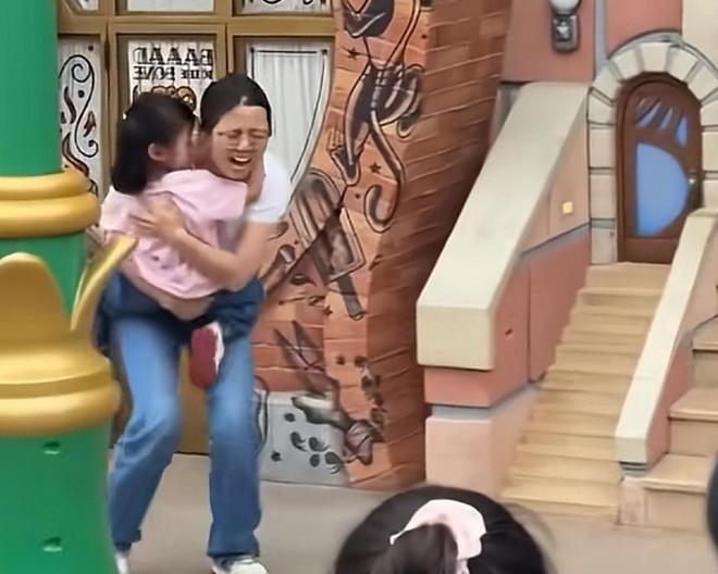 成疑！兔帽女是否打小孩成最大争议开元棋牌迪士尼情侣现身医院伤势(图8)
