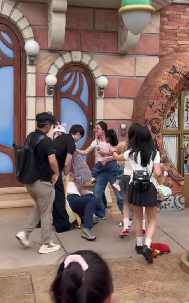 成疑！兔帽女是否打小孩成最大争议开元棋牌迪士尼情侣现身医院伤势(图9)