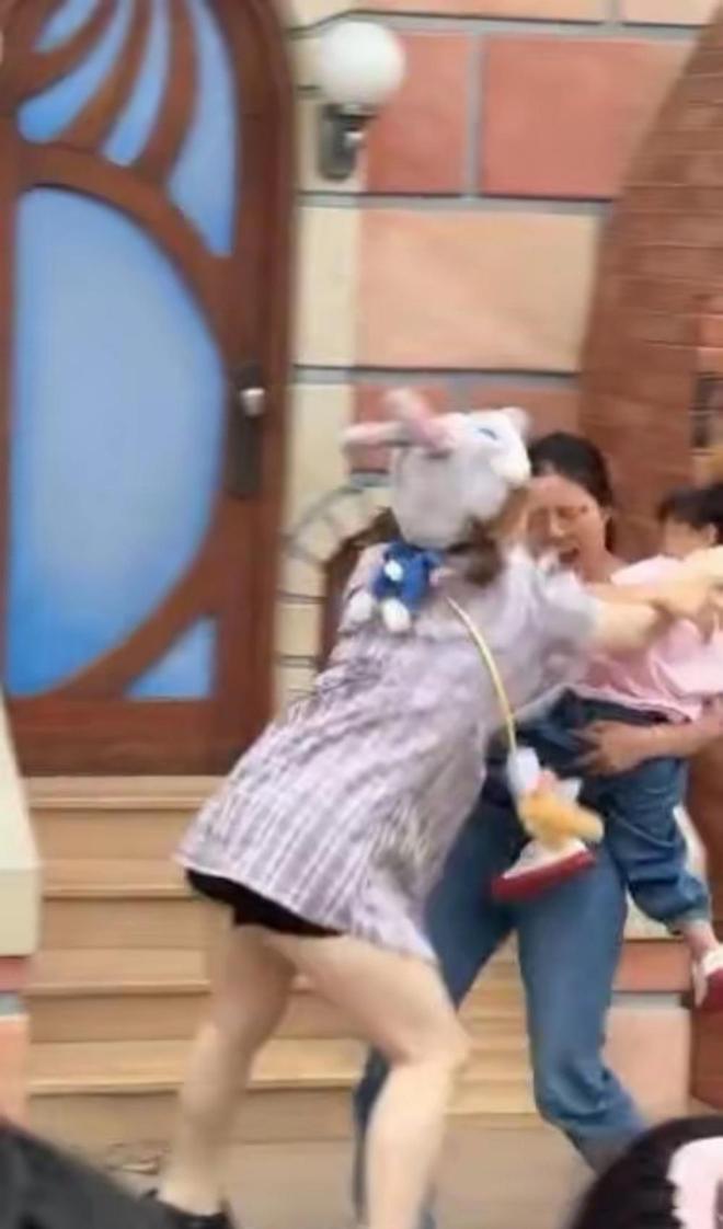 成疑！兔帽女是否打小孩成最大争议开元棋牌迪士尼情侣现身医院伤势(图6)