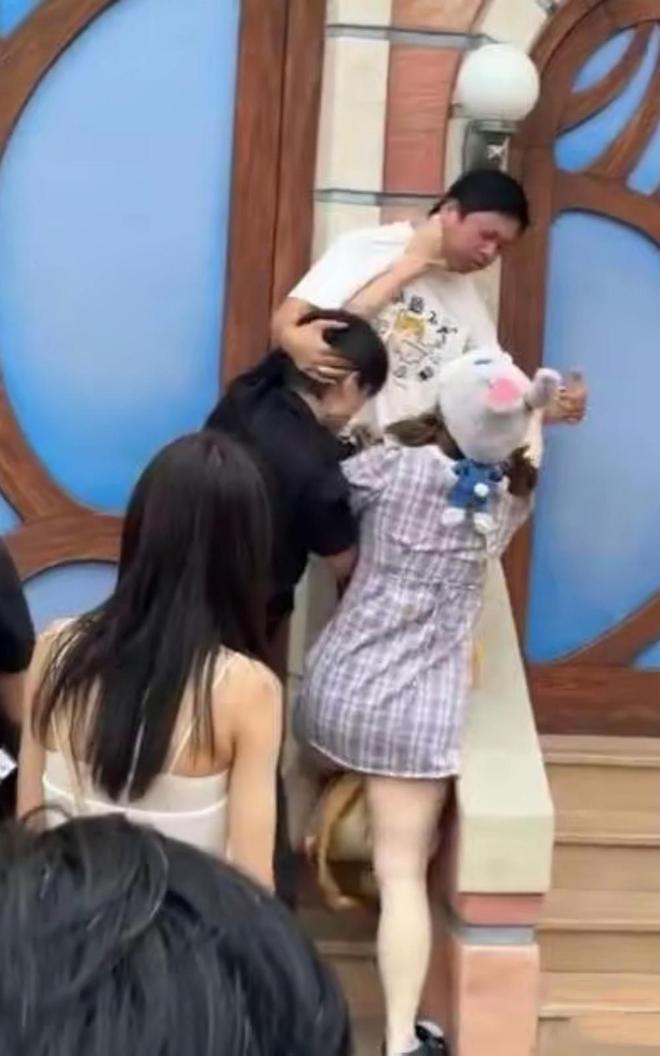 成疑！兔帽女是否打小孩成最大争议开元棋牌迪士尼情侣现身医院伤势(图10)
